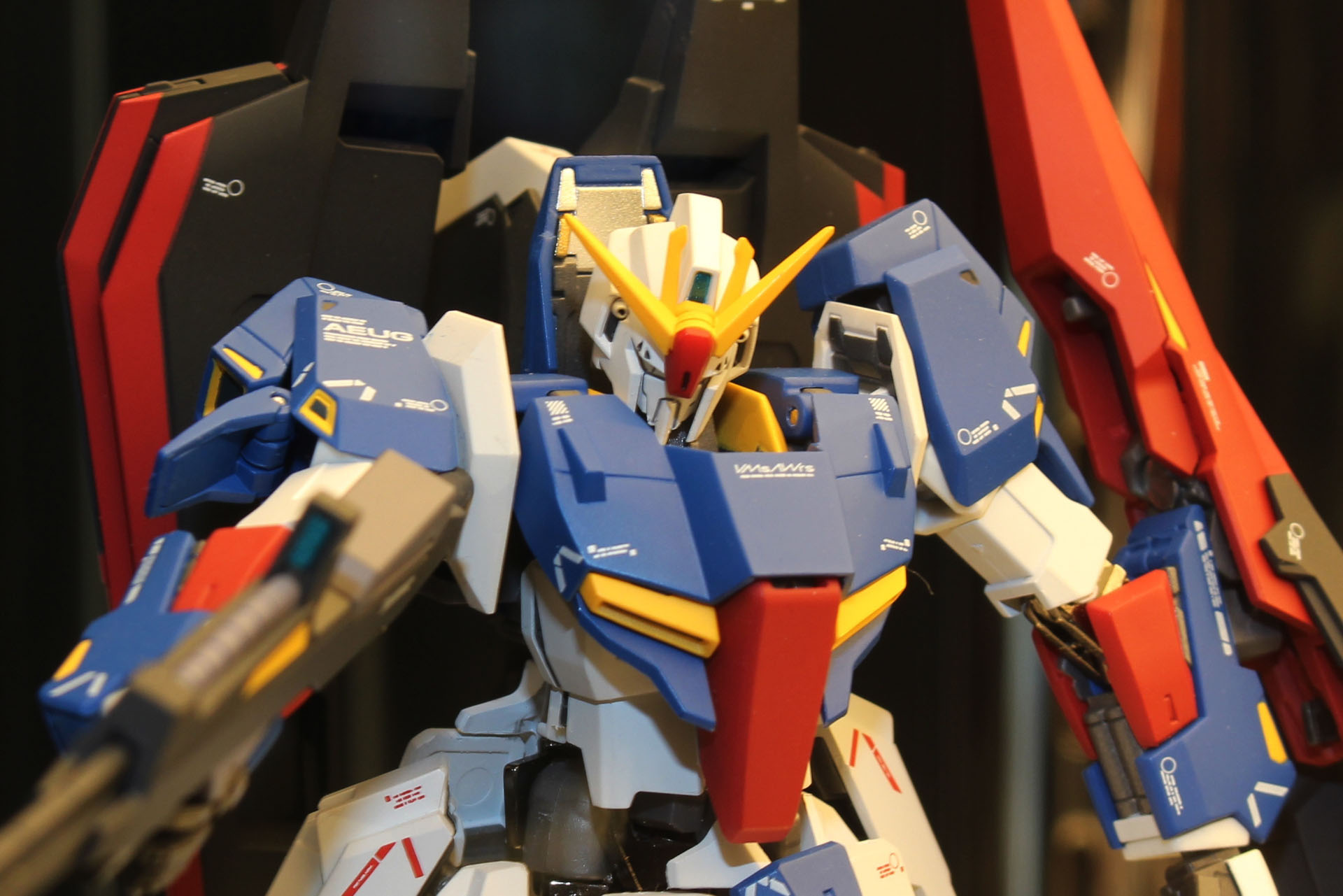 頭部アンテナも折りたたみのギミックらしき機構が見える