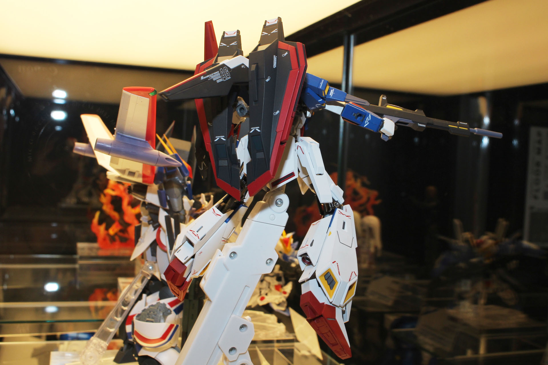 背面のフライング・アーマーとロングテール・スタビレーター