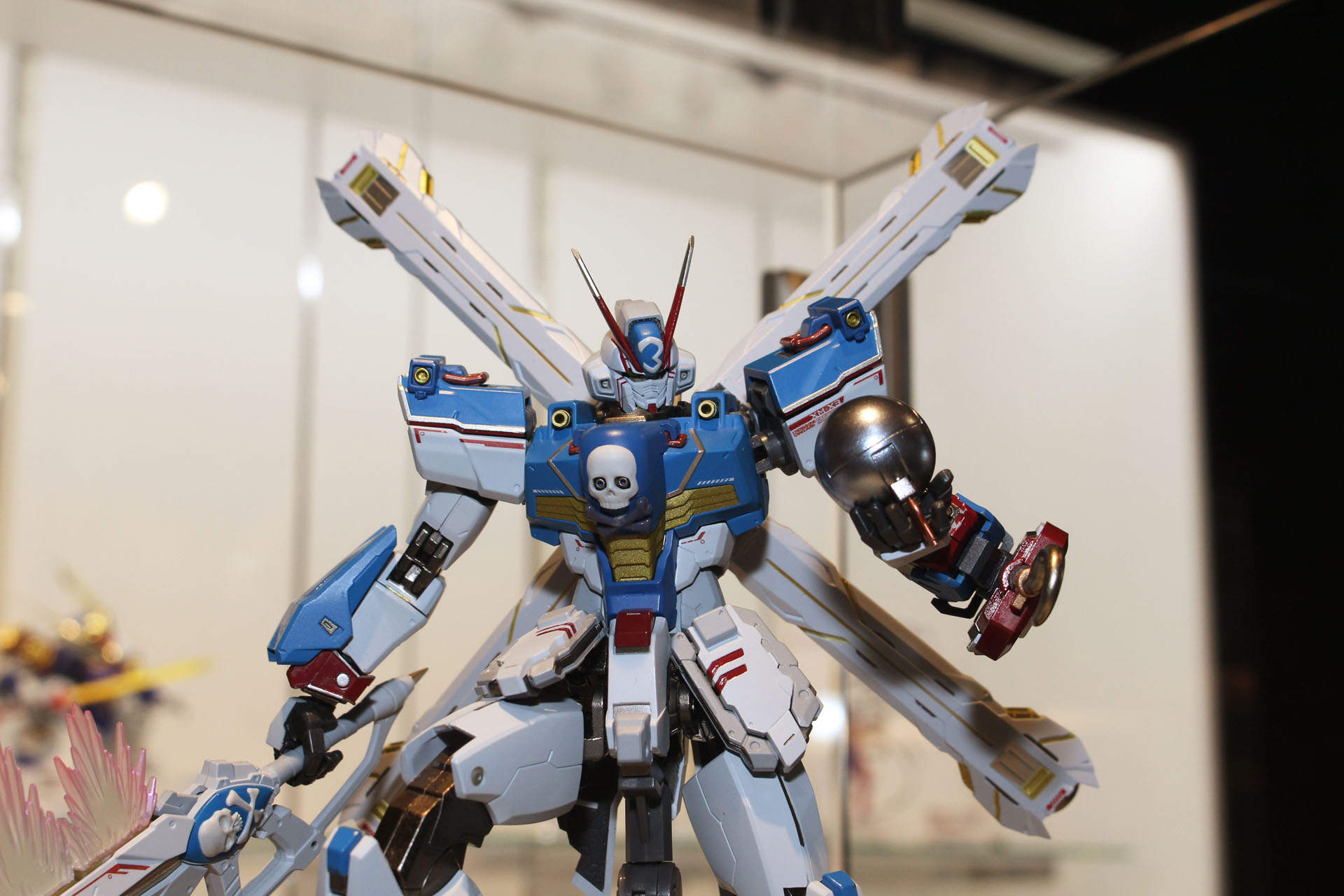 スカイブルーのカラーリングが他のクロスボーン・ガンダムとは違った印象を与えている