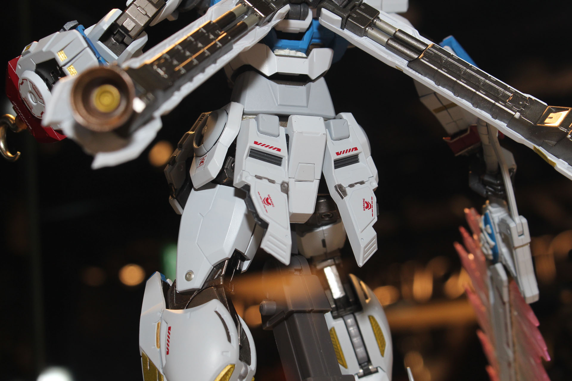 要所にはタンポ印刷によるマーキングが施されている。要所に使用された金属パーツの一部も見える