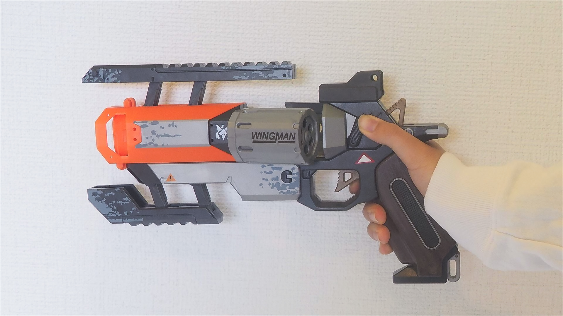 このように右手の親指でレバーを押し上げてリロードできる