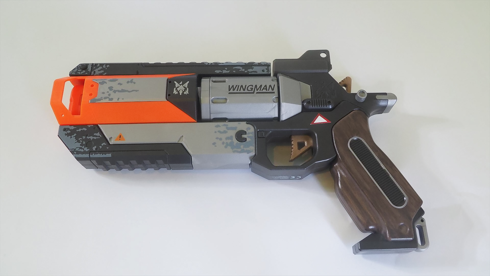 「1/1ウィングマン」の外観。△のシールの上のレバーを上に押し上げることで、リロード状態になる