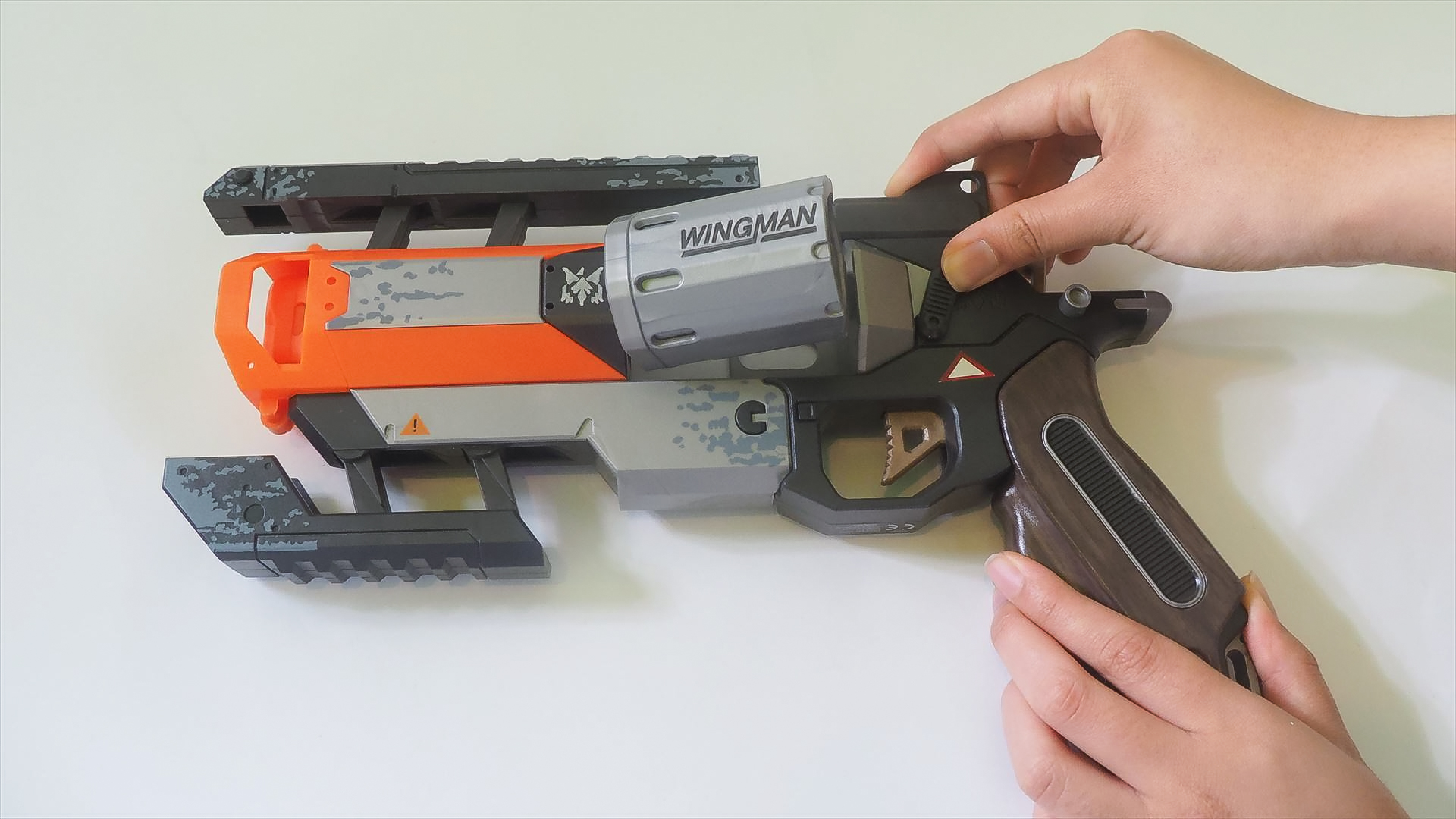 リロード状態では、このように銃身が上下に開いて、シリンダーが左に飛び出す