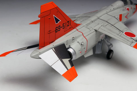 プラッツ、空自の練習機「T-2 前期型」をパイロットフィギュア付き