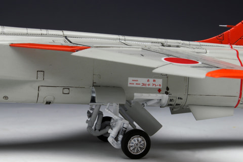 プラッツ、空自の練習機「T-2 前期型」をパイロットフィギュア付き