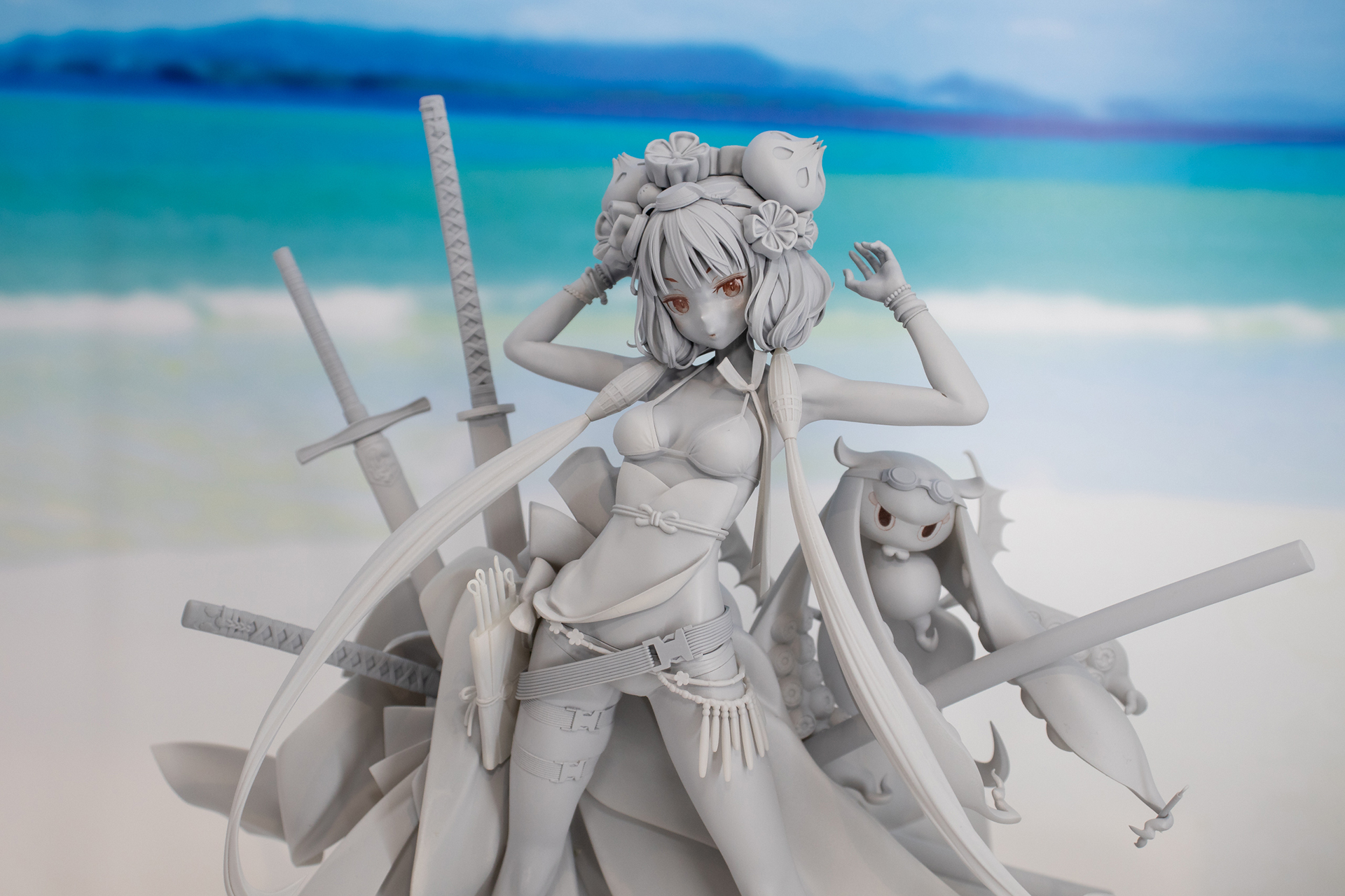 複数の剣など、小物もしっかり再現されている「1/7 セイバー/葛飾北斎」。「ワンホビ32」で監修中の原型が展示された