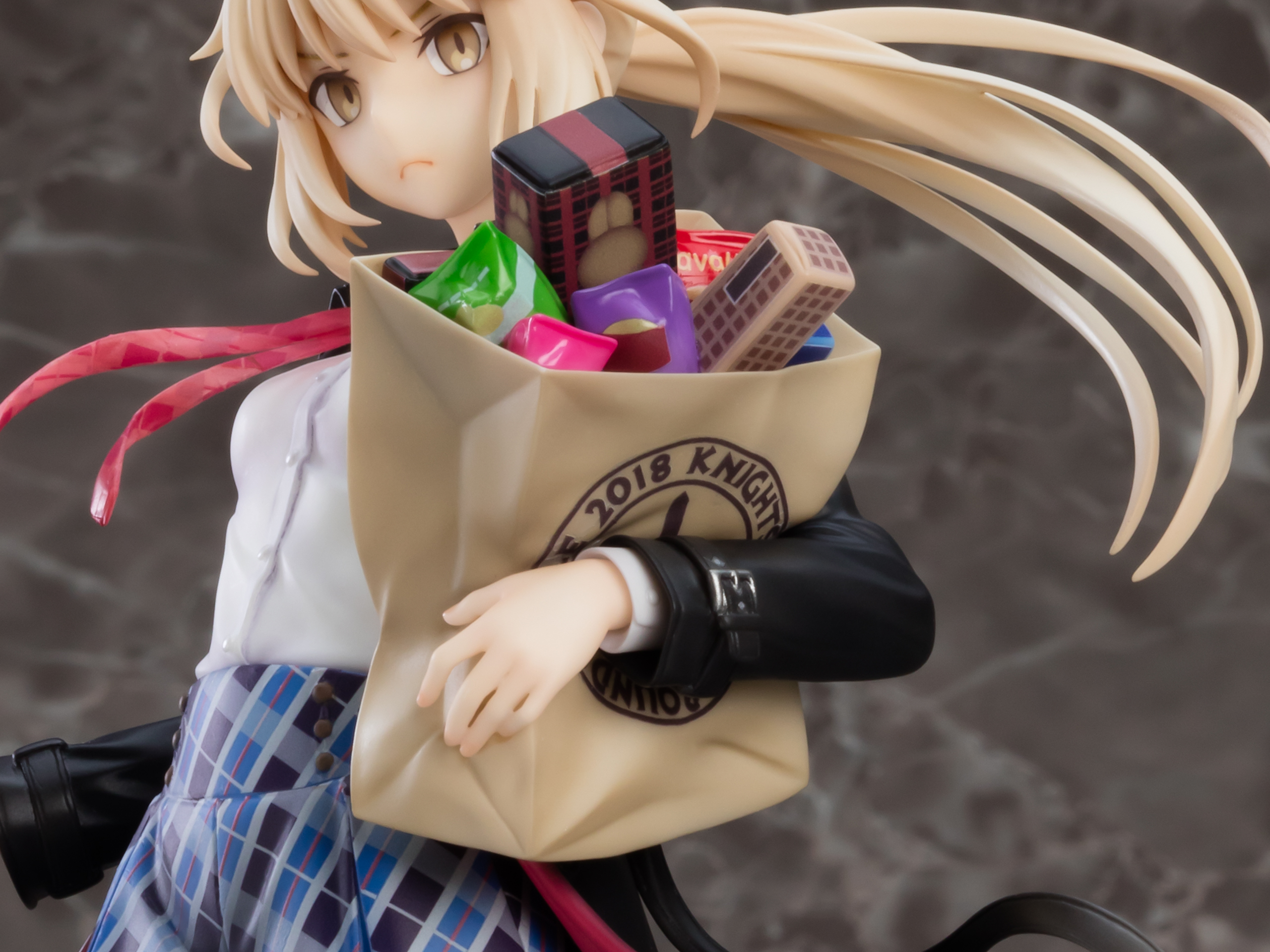 本作でも左手には大きな紙袋にお菓子が詰め込まれている。紙袋上部から覗くお菓子に加えて、紙袋全体が内容物に合わせて変形した造形となっており、リアリティが増している