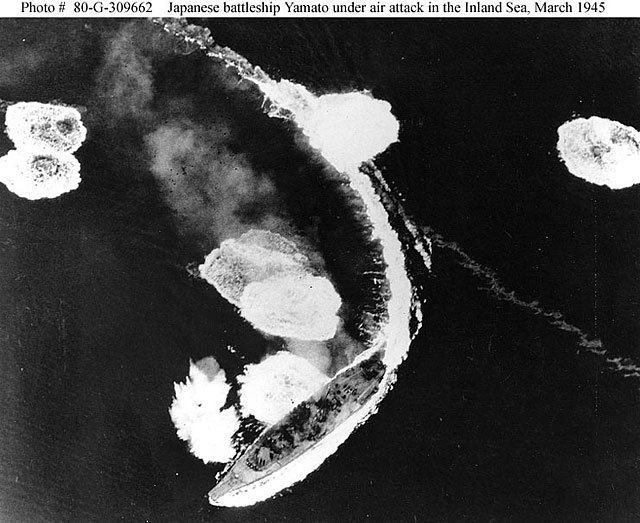 米軍艦載機の爆雷撃を回避中の戦艦大和