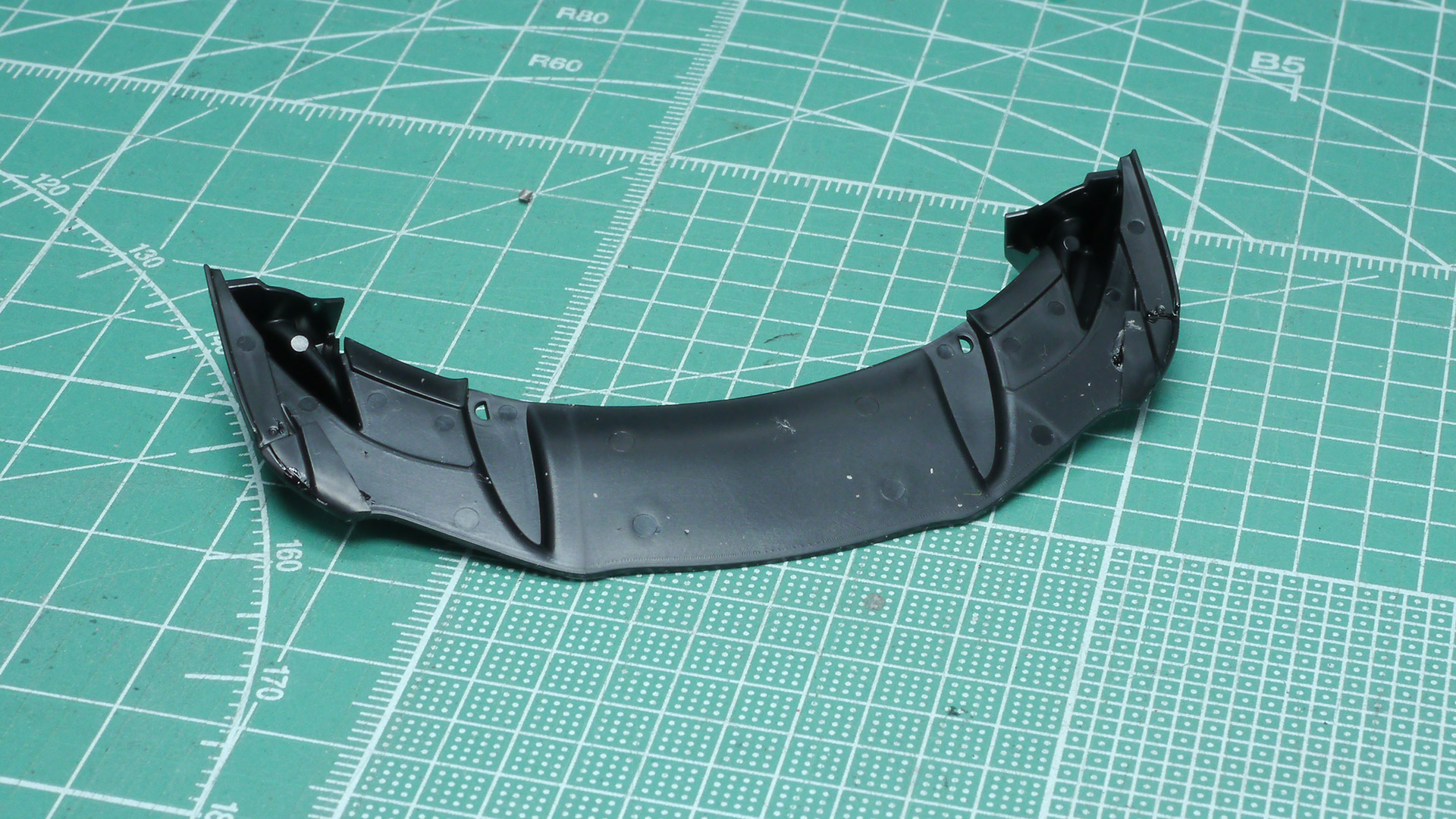 細かく接触面積が少ないので集中力が必要な作業が続きますがパーツ同士がパッチリ合うので気持ちがいいです。逆にパッチリ合わなければ間違いだとわかります