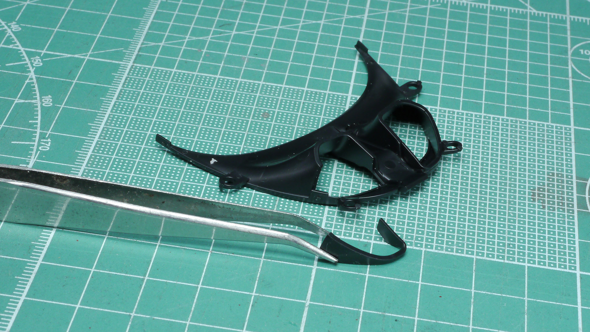細かく接触面積が少ないので集中力が必要な作業が続きますがパーツ同士がパッチリ合うので気持ちがいいです。逆にパッチリ合わなければ間違いだとわかります