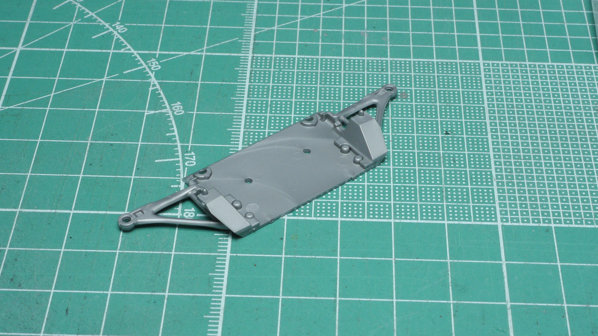 接続ガイドの2つの丸モールドは、ガンプラを作っているとそこにはめ込むことを想像してしまいますね