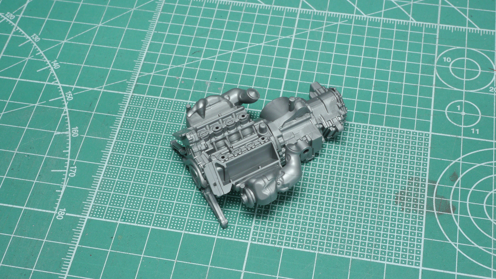 複雑でディテール盛り盛りのV8エンジン！これからまだパーツが付きますが、この時点でカッコイイですね