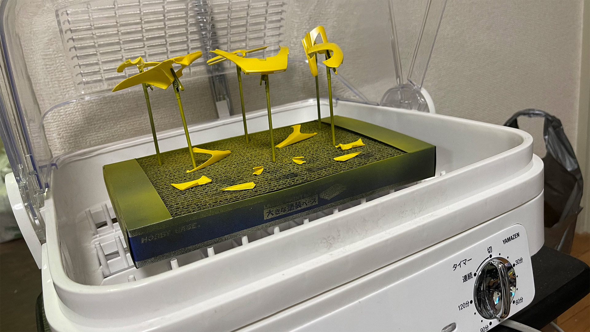 プラモ専用乾燥機となった“元”食器乾燥機。いい仕事してくれます。