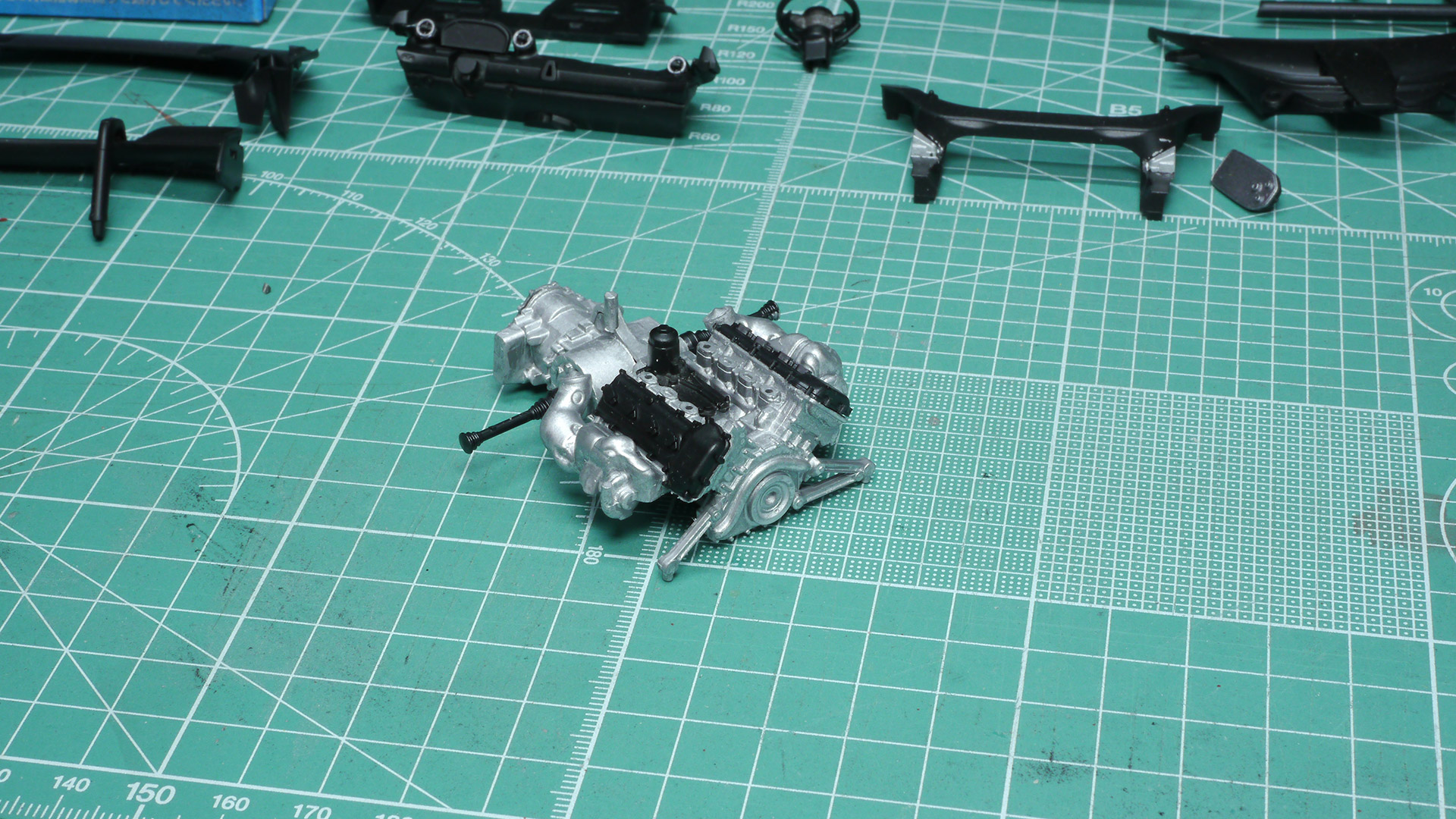 エンジンを組み込みます。まだ全てではありませんが、途端にメカメカしくなってきます