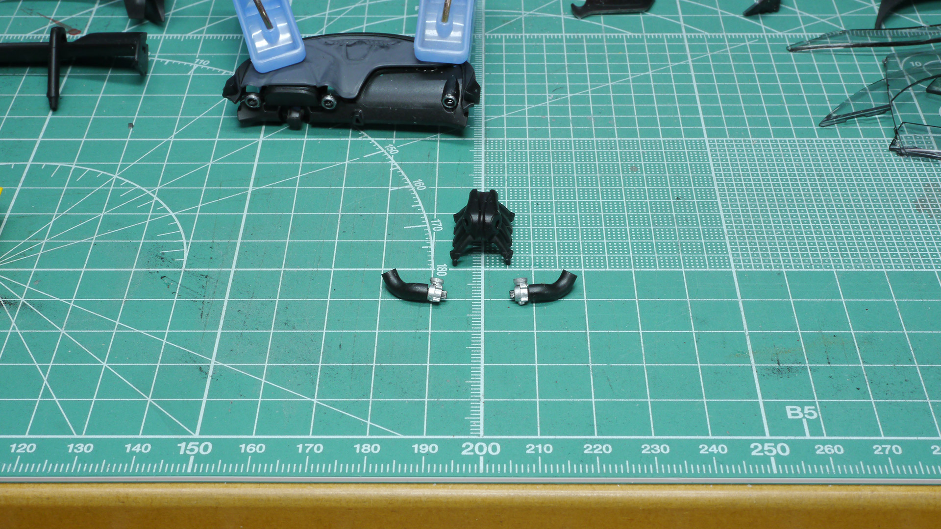 エンジンを組み込みます。まだ全てではありませんが、途端にメカメカしくなってきます