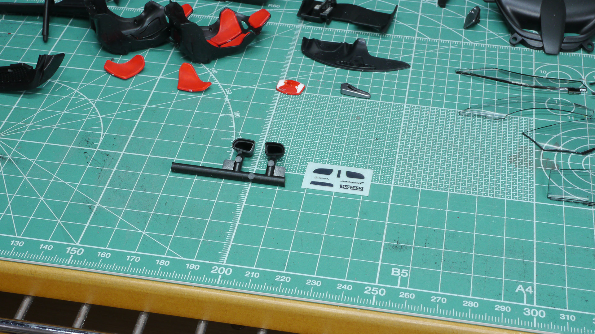 超緊張！特にエンブレムを貼り付ける作業は毎回息を殺して作業します。無事に貼り付けられたセナのロゴが光る！