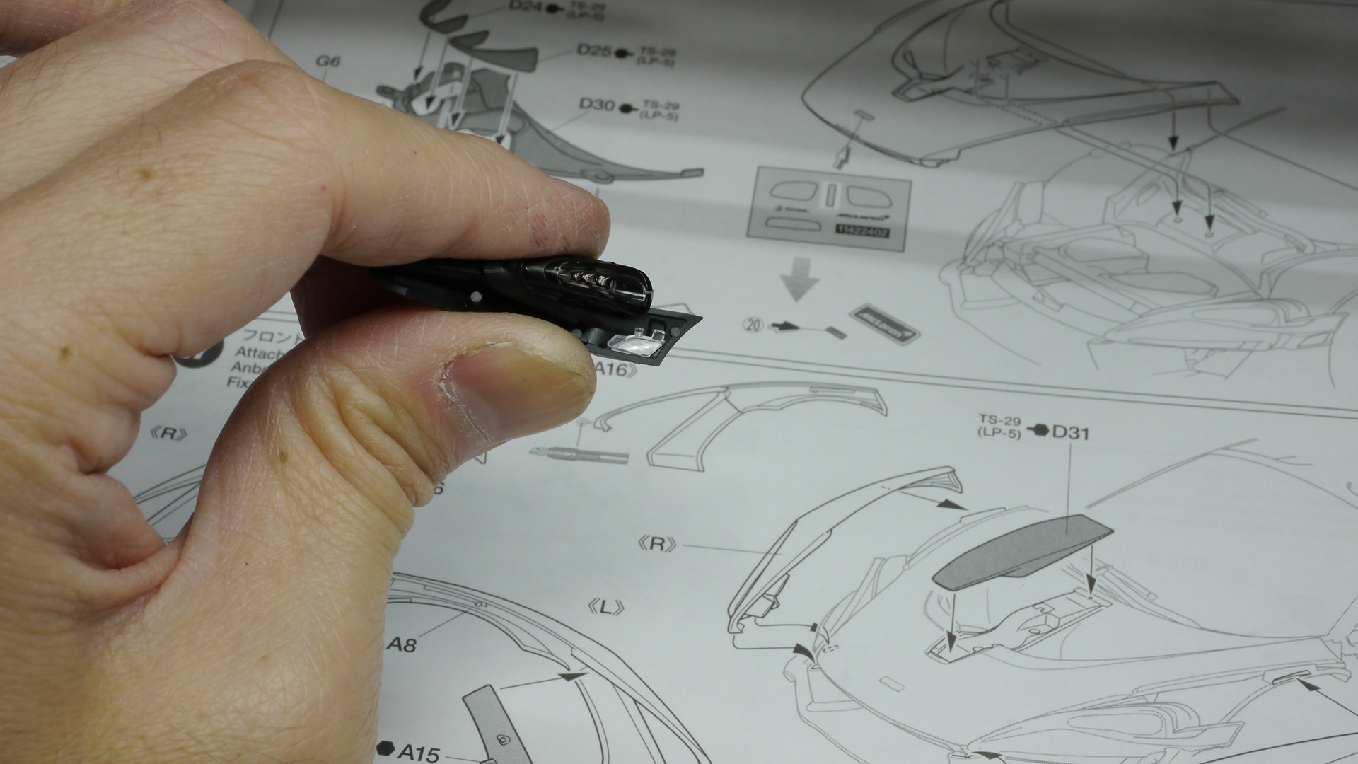 クリアーパーツが曇らないように慎重に作業しましょう！だいぶ失敗してます……