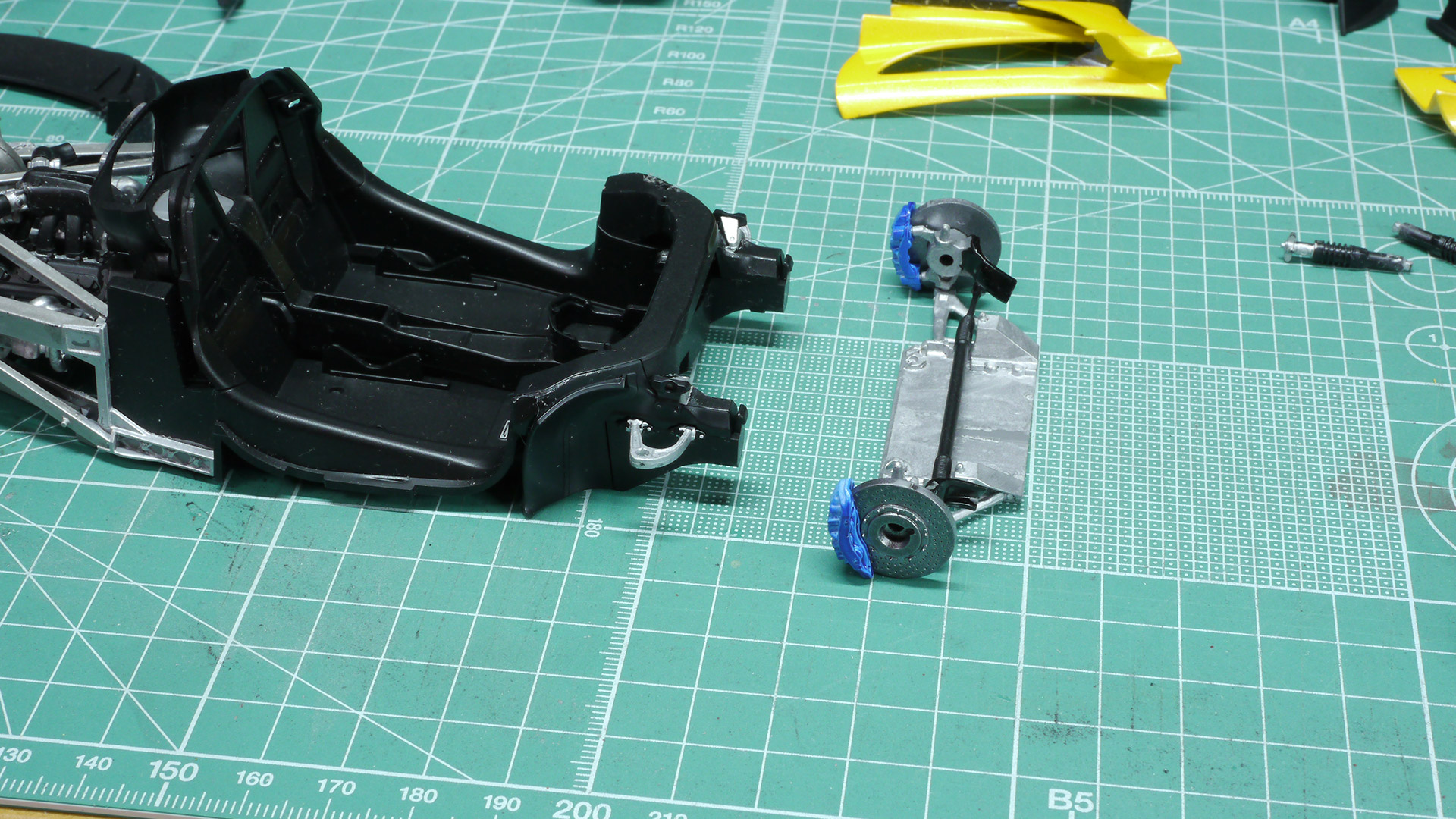最後にサスペンションを組み込んでシャシーとキャビンがほぼ完成！雰囲気バッチシです
