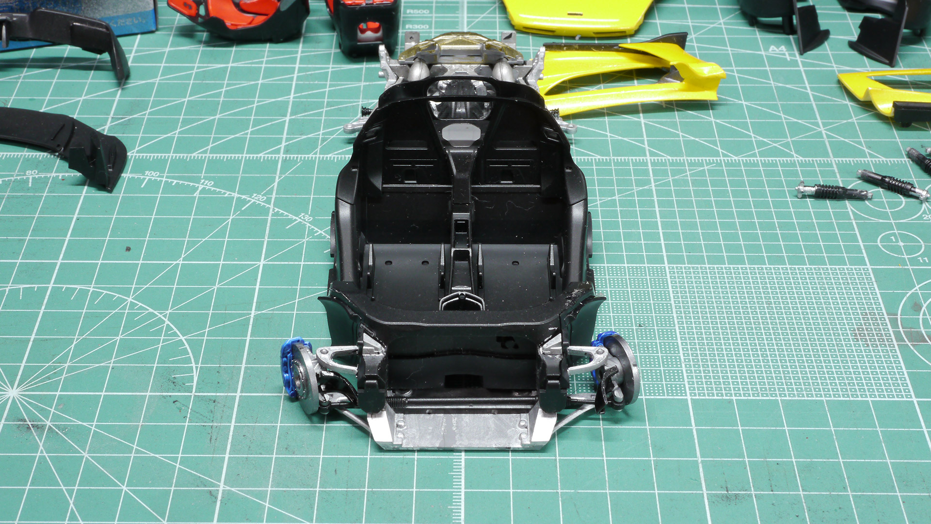 最後にサスペンションを組み込んでシャシーとキャビンがほぼ完成！雰囲気バッチシです