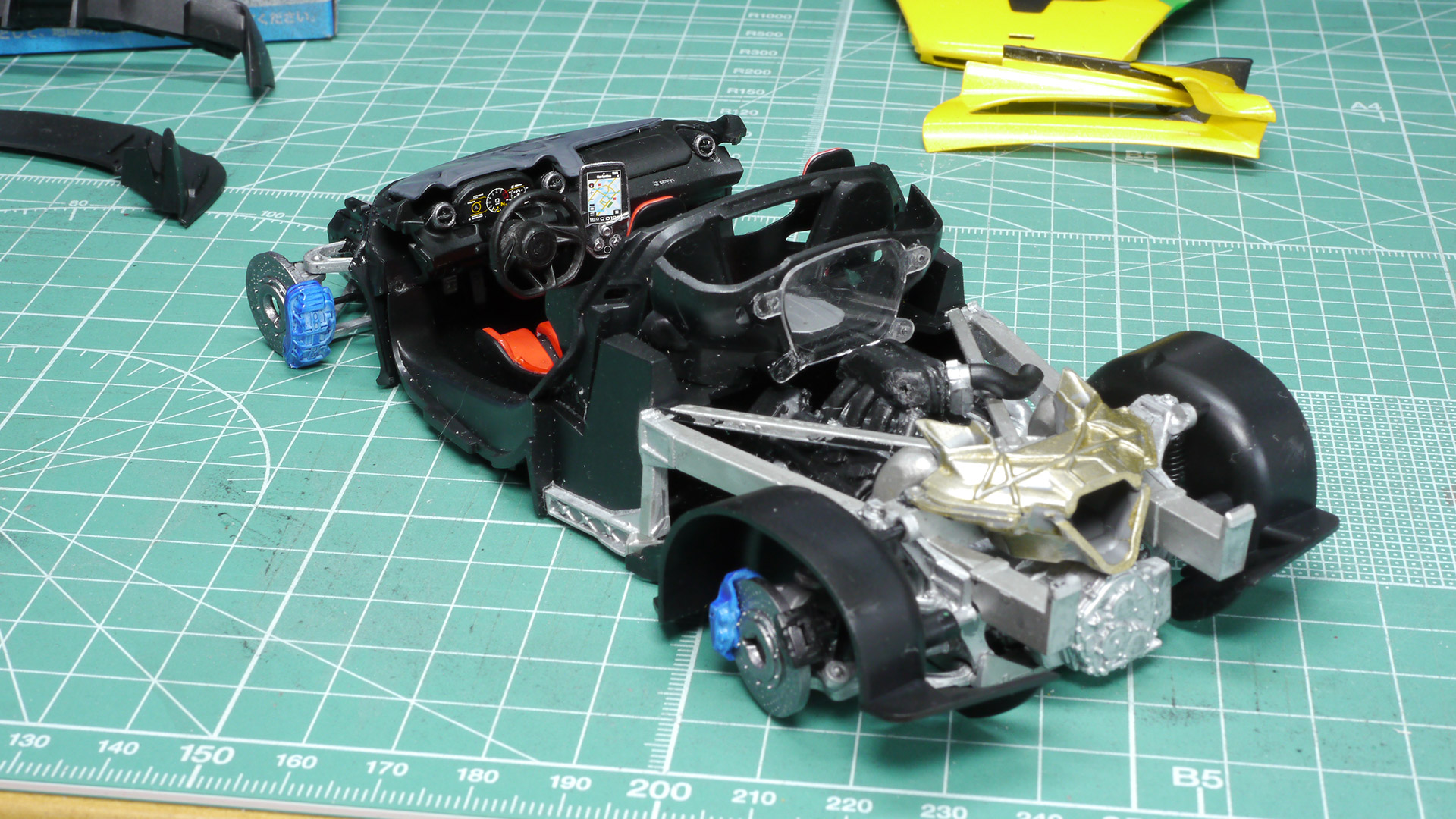 最後にサスペンションを組み込んでシャシーとキャビンがほぼ完成！雰囲気バッチシです