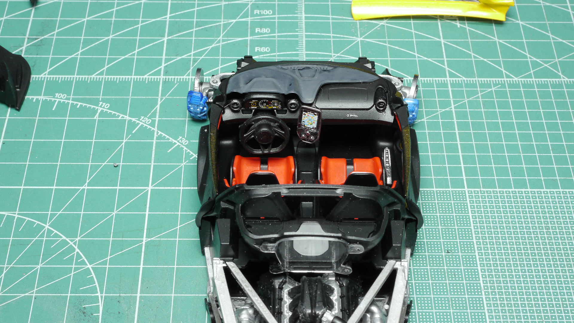 最後にサスペンションを組み込んでシャシーとキャビンがほぼ完成！雰囲気バッチシです