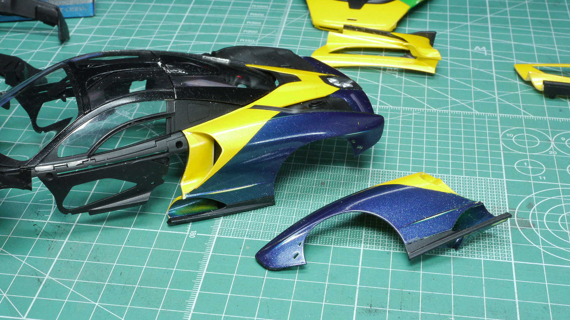 ボディ部もほぼ完成してきました。ここの最後にあるブルーとグリーンに塗り分けられたフィン状のパーツですが、接続ガイドがほとんどなく手ごたえのない中取り付けるのにだいぶ苦労しました