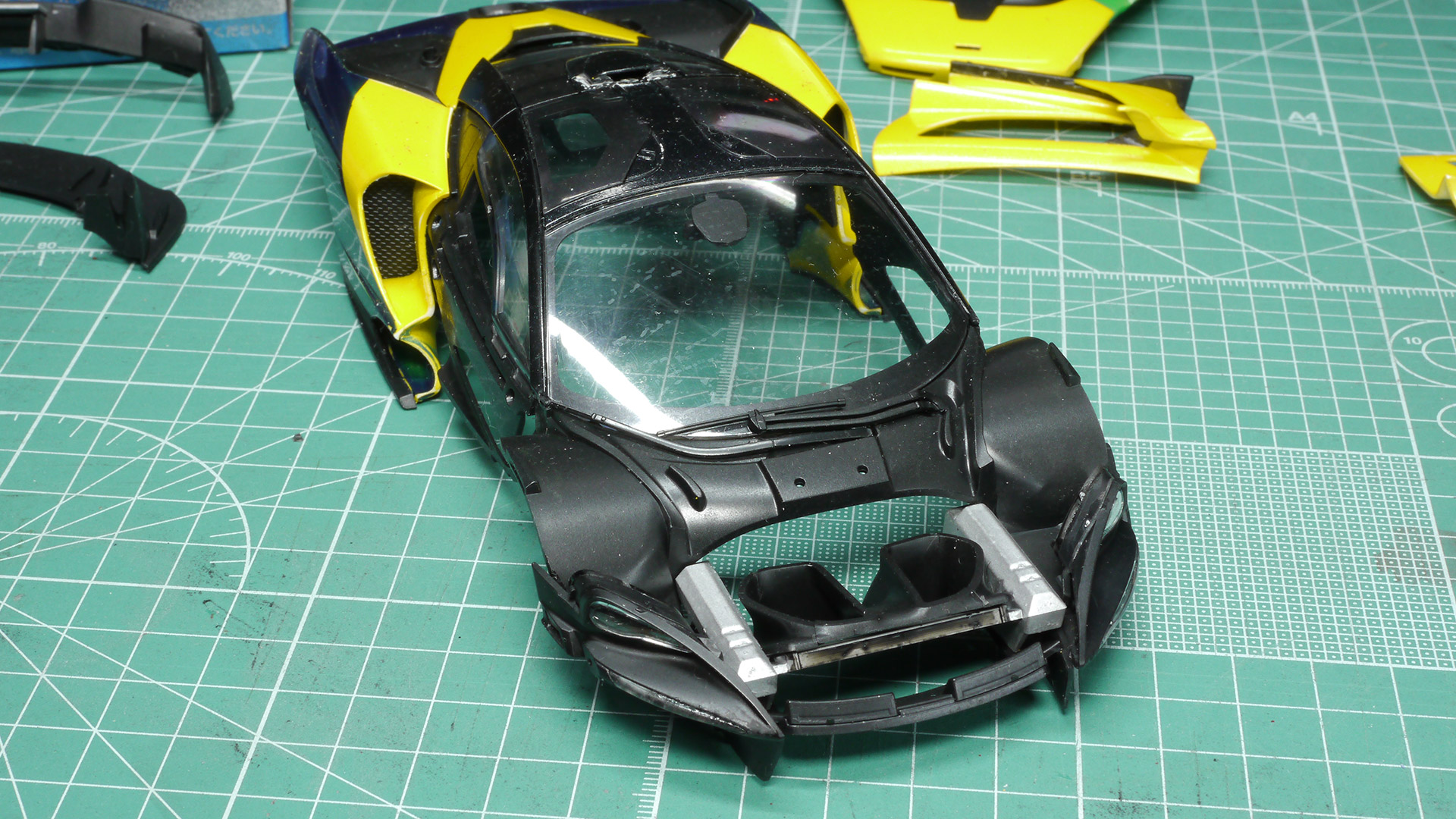 ボディ部もほぼ完成してきました。ここの最後にあるブルーとグリーンに塗り分けられたフィン状のパーツですが、接続ガイドがほとんどなく手ごたえのない中取り付けるのにだいぶ苦労しました
