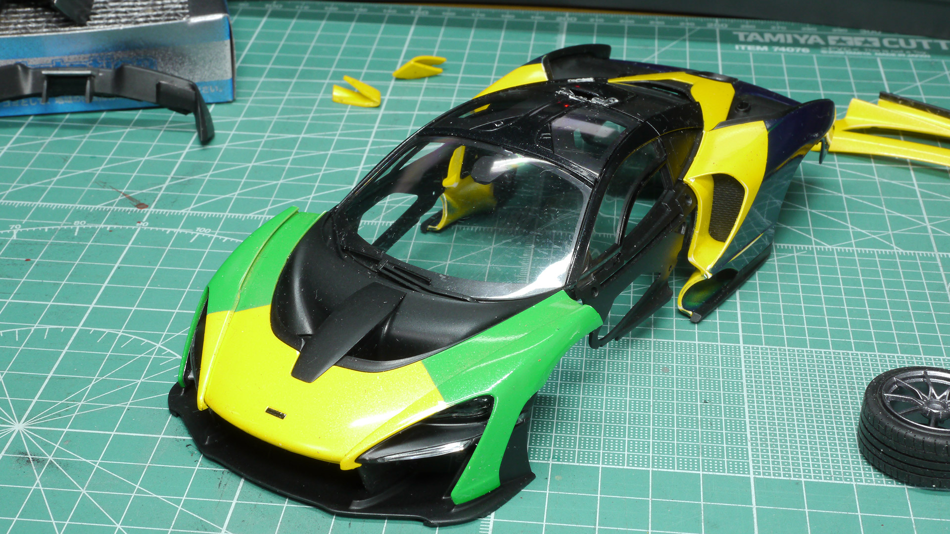 ボディ部もほぼ完成してきました。ここの最後にあるブルーとグリーンに塗り分けられたフィン状のパーツですが、接続ガイドがほとんどなく手ごたえのない中取り付けるのにだいぶ苦労しました