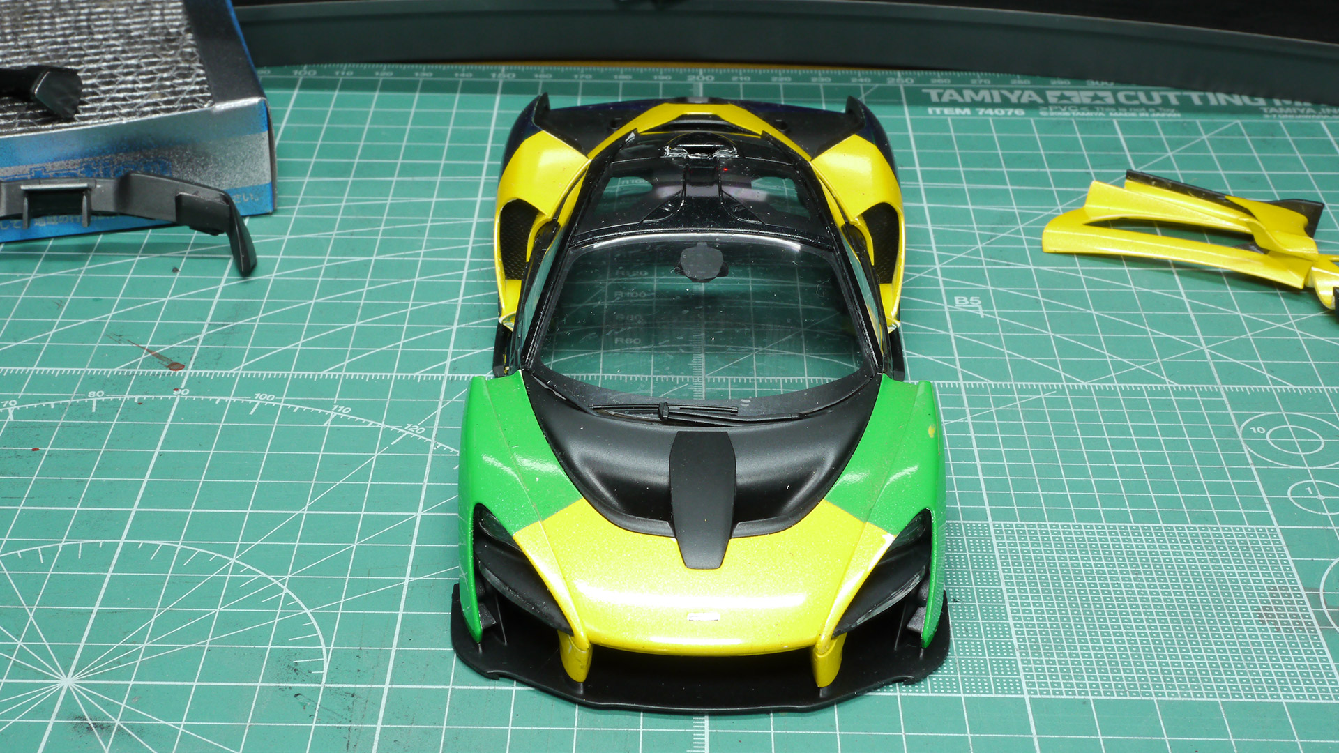 ボディ部もほぼ完成してきました。ここの最後にあるブルーとグリーンに塗り分けられたフィン状のパーツですが、接続ガイドがほとんどなく手ごたえのない中取り付けるのにだいぶ苦労しました