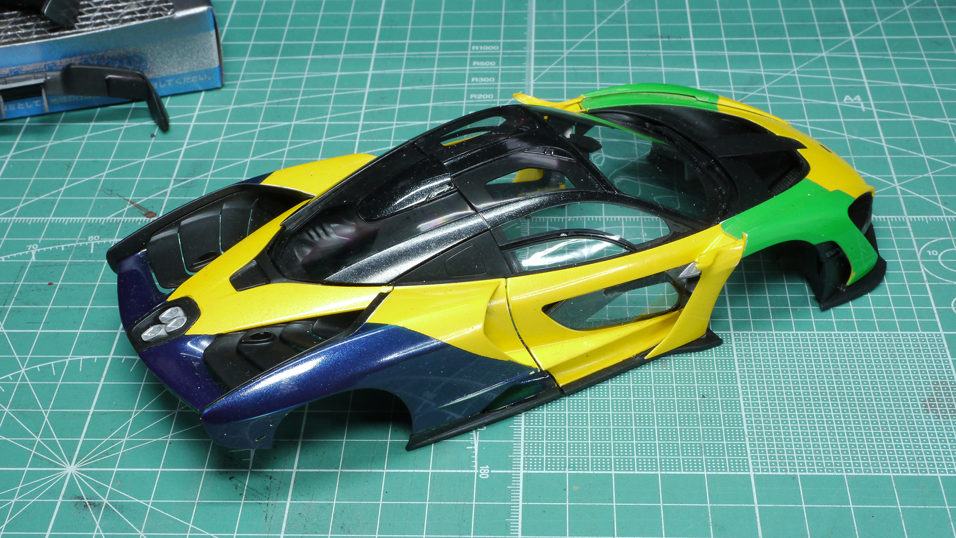 ボディ部もほぼ完成してきました。ここの最後にあるブルーとグリーンに塗り分けられたフィン状のパーツですが、接続ガイドがほとんどなく手ごたえのない中取り付けるのにだいぶ苦労しました