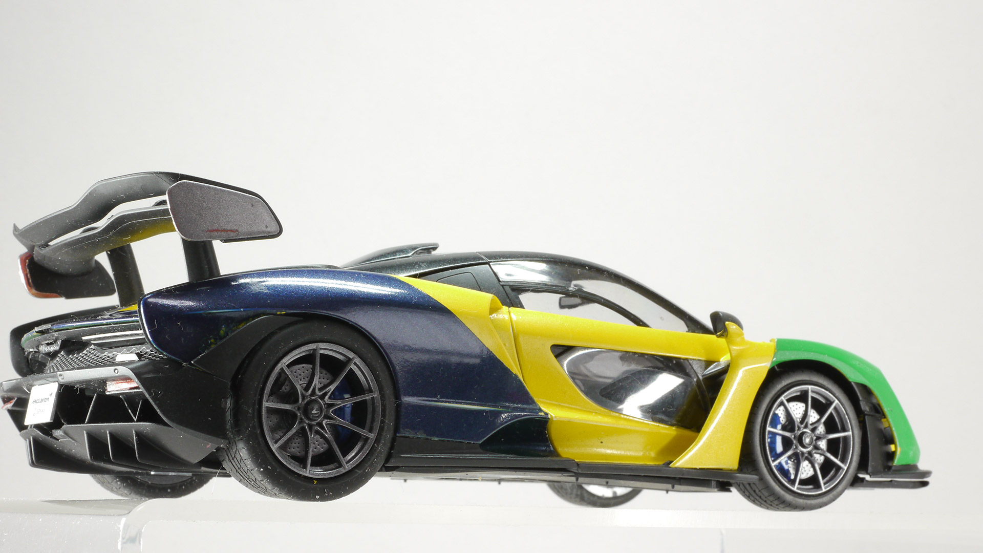 ご覧くださいこのスタイリング！全てが組み合わさると「これプラモデル？」って口に出るほどの重量とカチっとした硬さの手触り感は「これ自分で作ったんだ」という満足感をもたらしてくれます