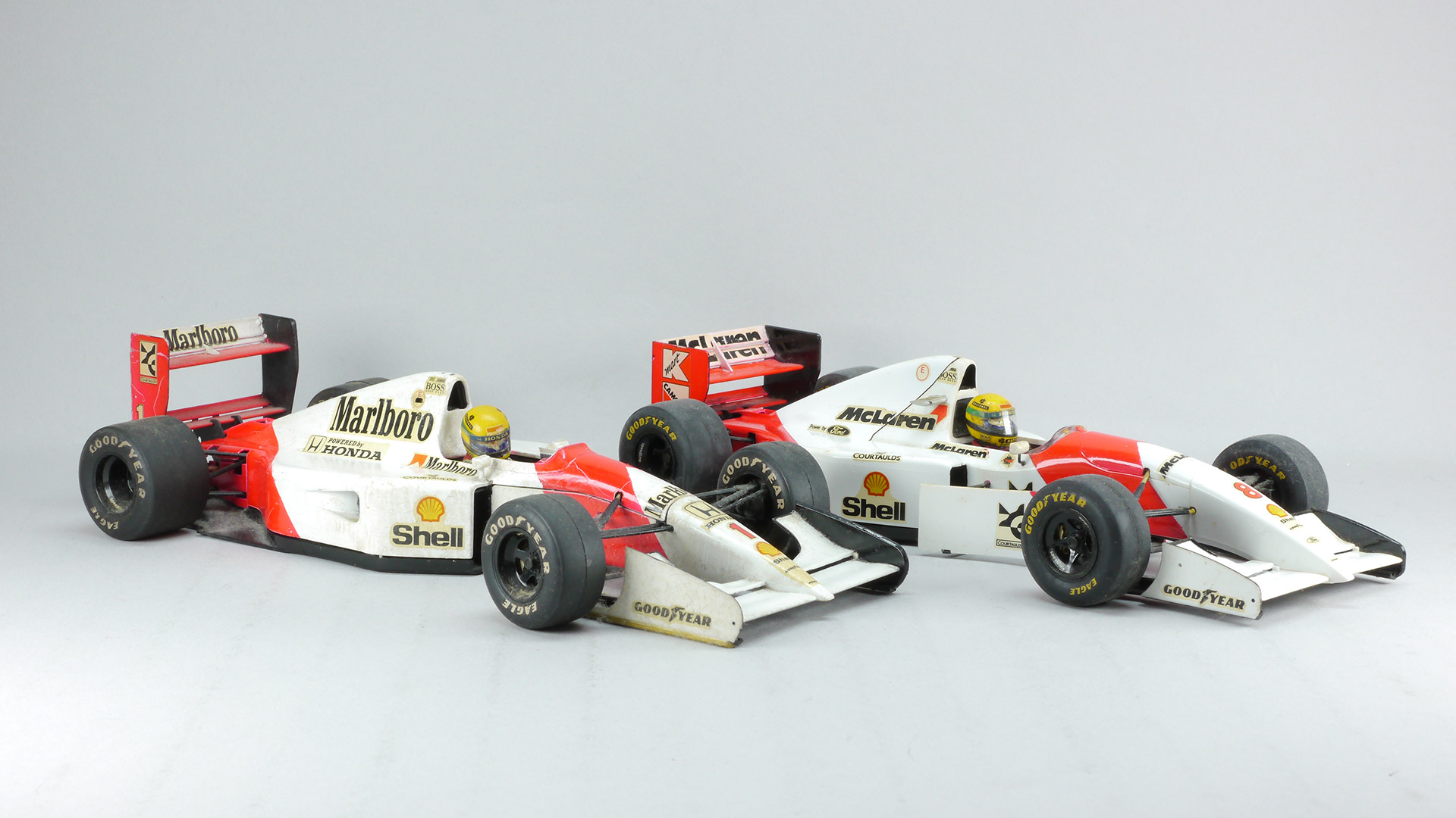 今回のカラーリングモチーフとなった「マルボロ・マクラーレン」。20年以上前に筆者が作ったものです。カーナンバー1が「マクラーレン・ホンダ MP4/7」。カーナンバー8が「マクラーレン・フォードMP4/8」共にタミヤの「1/20 グランプリコレクション」シリーズの物。だいぶ古いものなので色褪せていますがお許しを。