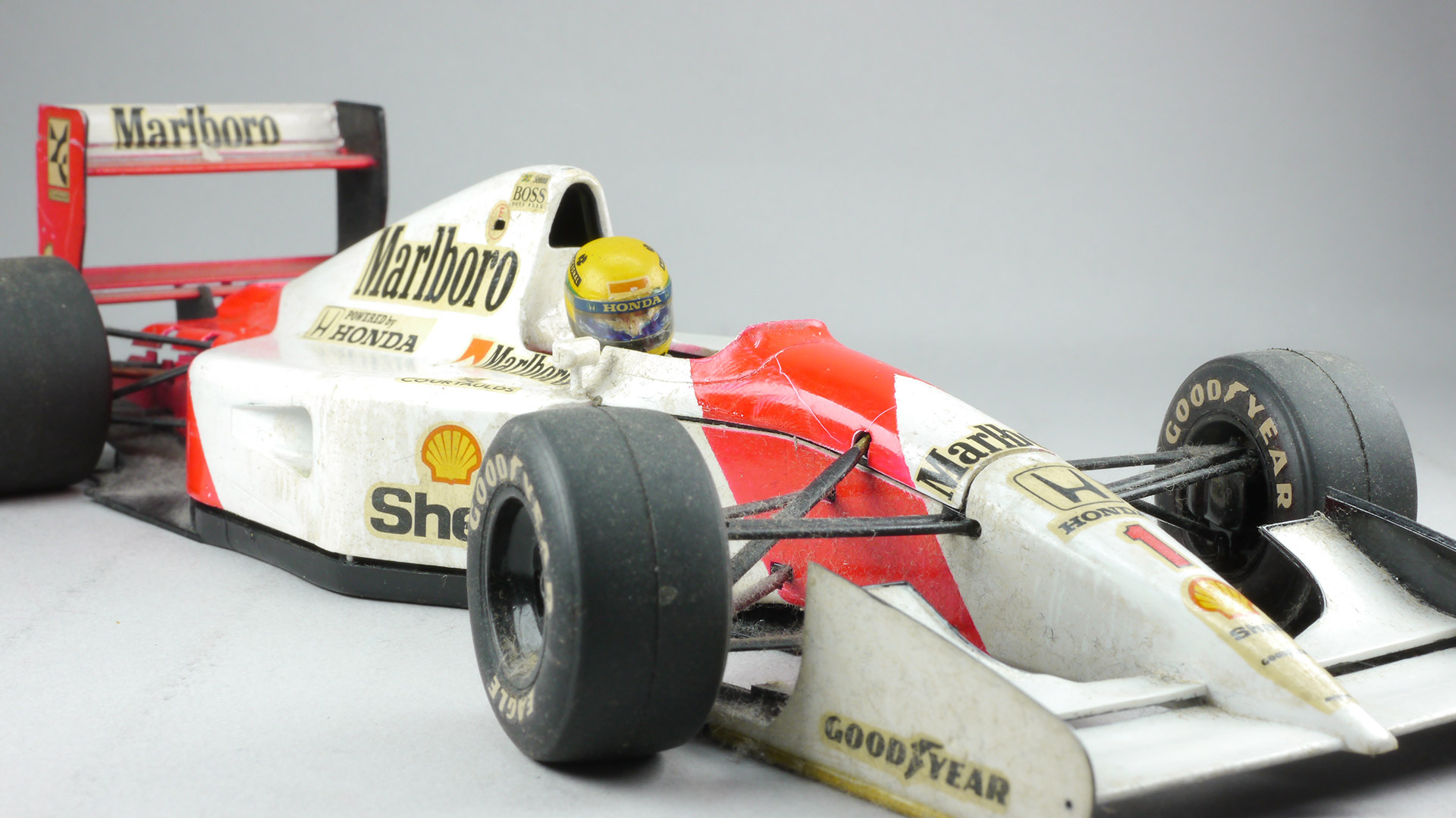 今回のカラーリングモチーフとなった「マルボロ・マクラーレン」。20年以上前に筆者が作ったものです。カーナンバー1が「マクラーレン・ホンダ MP4/7」。カーナンバー8が「マクラーレン・フォードMP4/8」共にタミヤの「1/20 グランプリコレクション」シリーズの物。だいぶ古いものなので色褪せていますがお許しを。