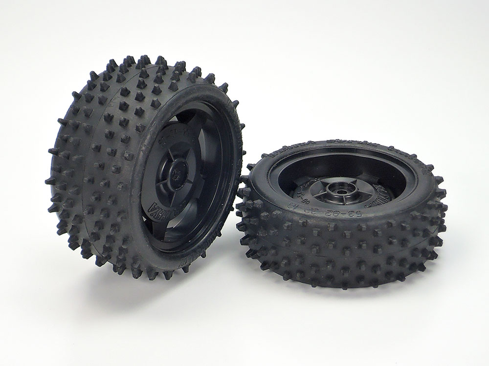 ブラックカラーのスターディッシュホイールには十分なグリップ力を発揮するスパイクタイヤを装着