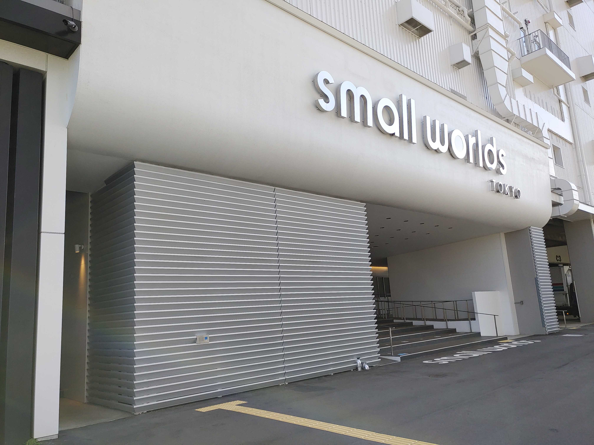 東京・江東区の「SMALL WORLDS TOKYO」で9月8日まで展示
