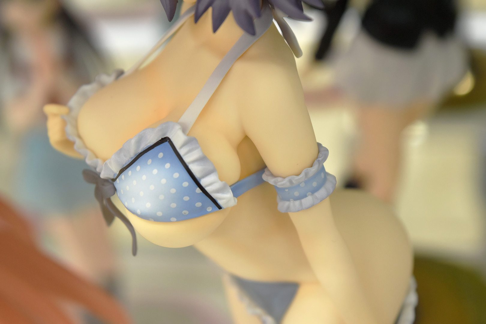 肩（腋）から胸に繋がる架け橋が、なんともこだわりを感じる造形だ