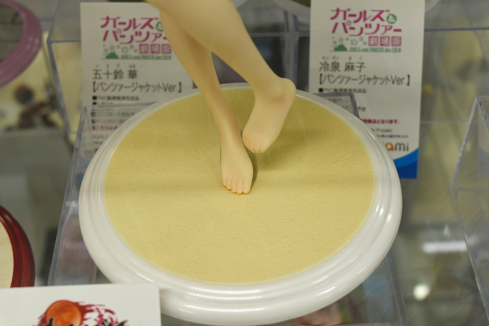 砂浜をイメージした台座。足の造形の美しさにも目を引く