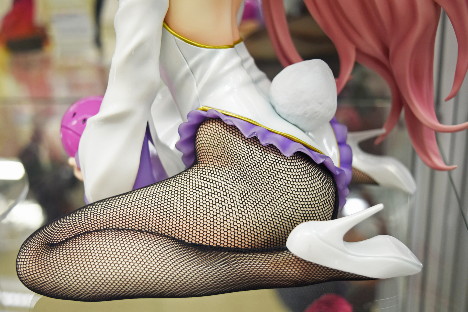 布素材だからこそ実現できた、網タイツのリアルさ