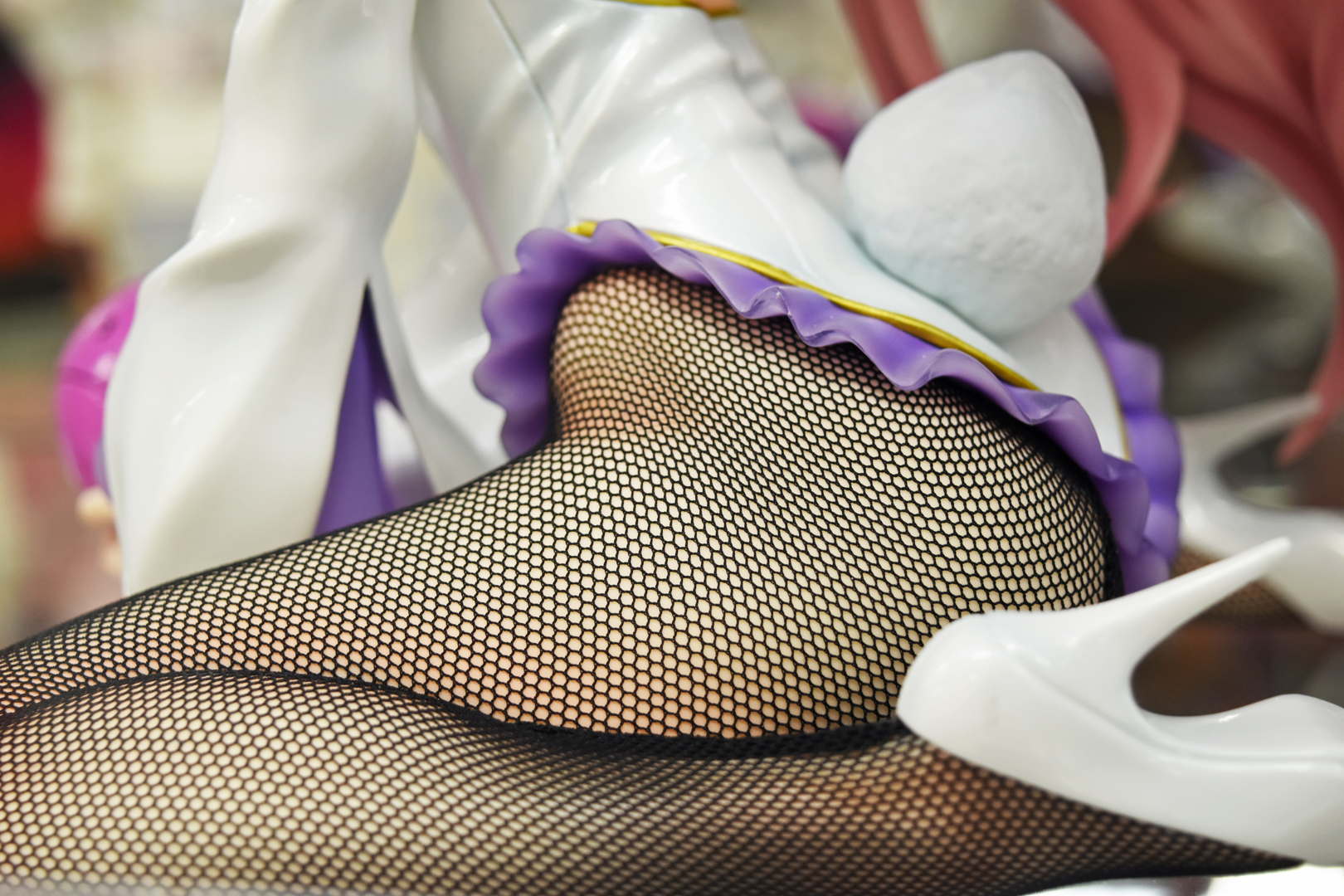 布素材だからこそ実現できた、網タイツのリアルさ