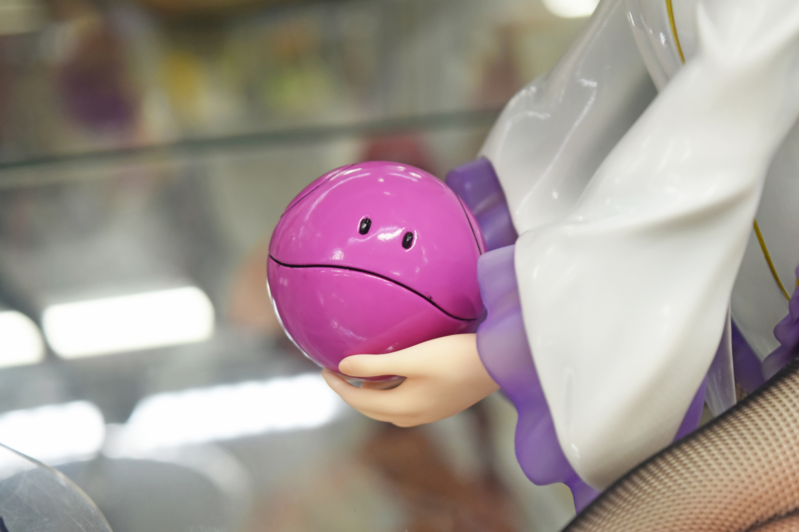 大事そうに抱えられているハロ。作中同様の愛らしい表情だ