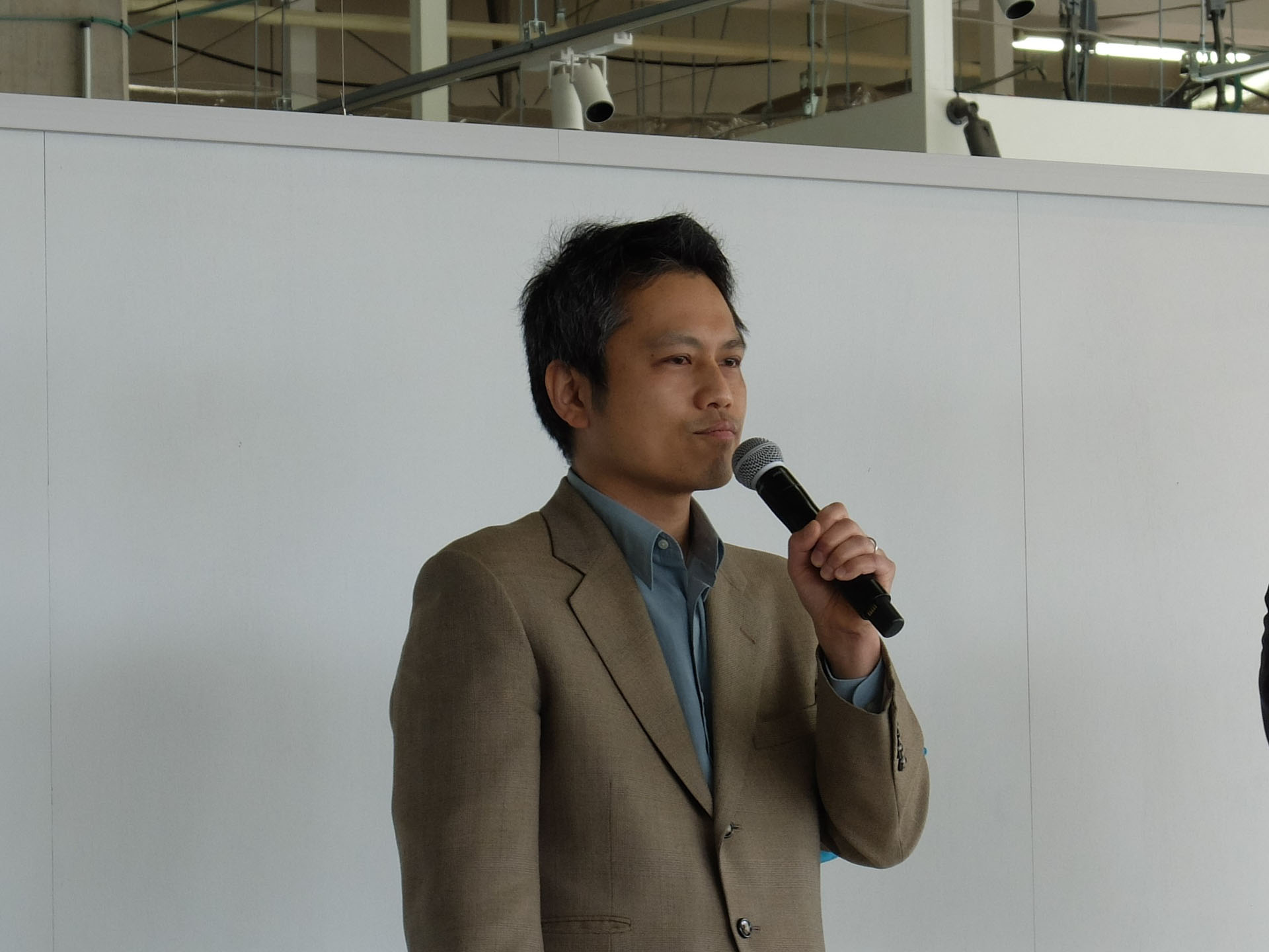 カラー 文化事業担当学芸員の三好寛氏