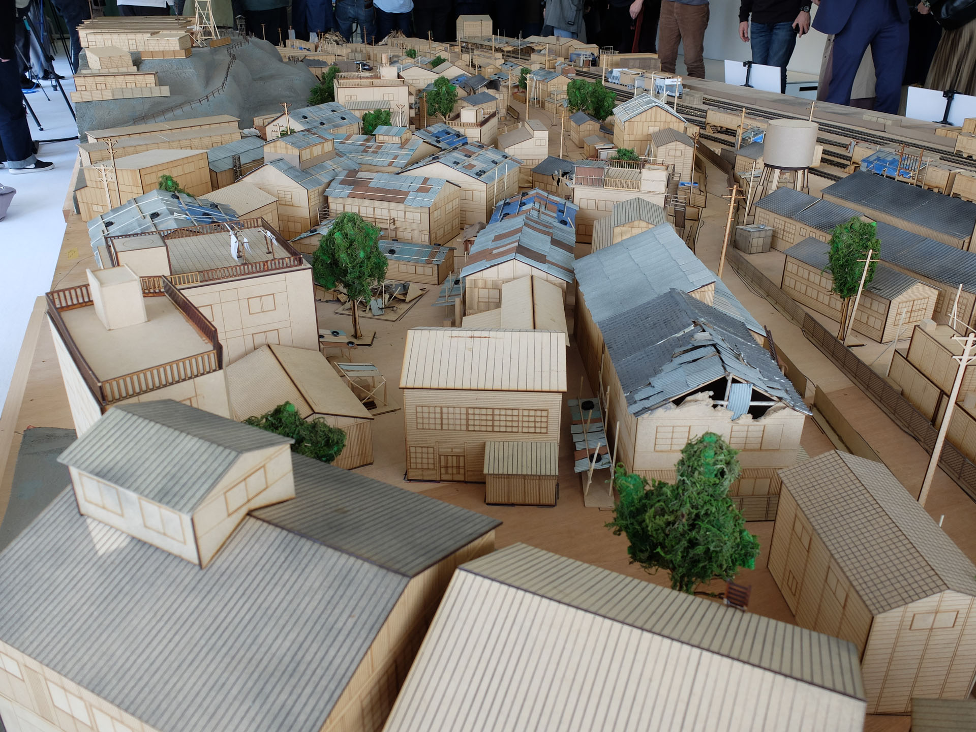 様々なアングルから写真撮影が行なえる。明日以降の展示でも自由に撮影が可能だが、展示では30㎝ほど手前に柵が用意されるという