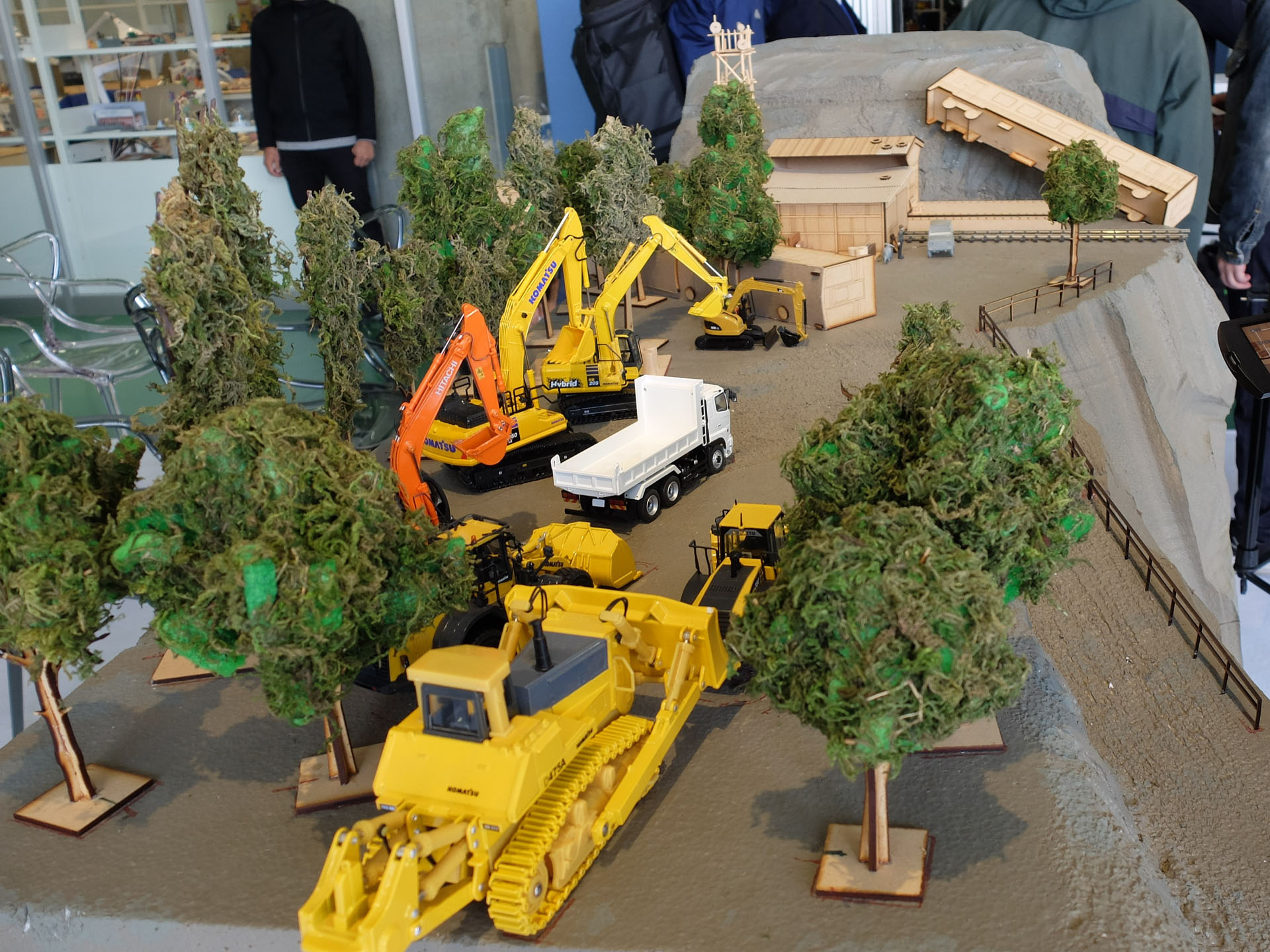 重機類などは市販のミニカーを使っているという