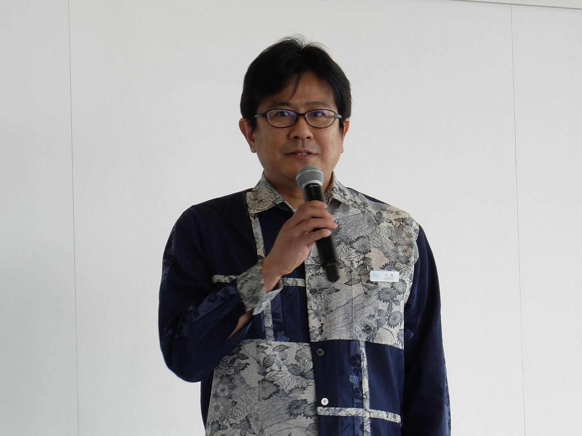 スモールワールズの代表取締役、近藤正拡氏。「SMALL WORLDS TOKYOでは、『エヴァンゲリオン 格納庫』と『エヴァンゲリオン 第3新東京市』の2種類のエヴァに関連したミニチュアセットを展示している。これら展示内のミニチュアは実際に動く物なので、是非実際に体験して遊んでみてほしい」と語った