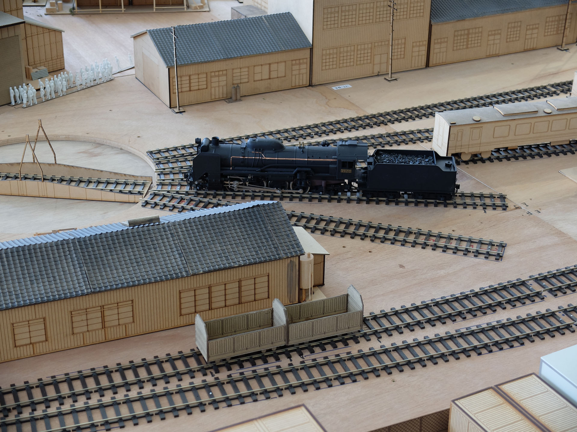 他の車両は木製の物が多い中、機関車にはOゲージの物が置かれている。なお線路についても市販のOゲージ、とのこと。ちなみに「1/45のOゲージは、日本の鉄道模型の規格だ