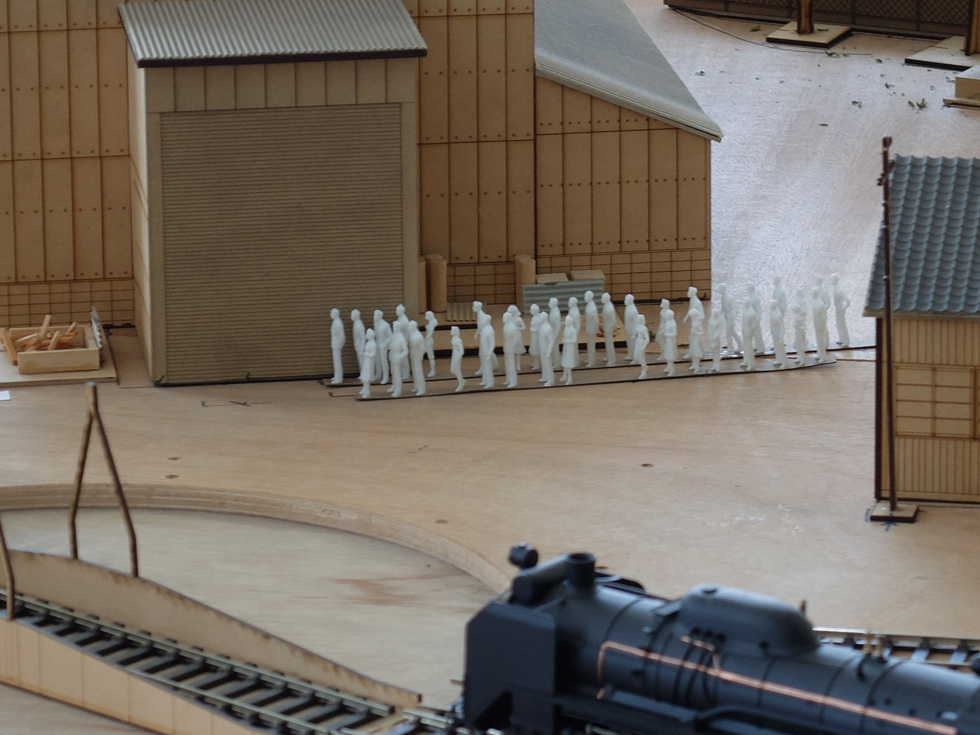 いきなり造形の雰囲気の違う人の行列。これは配給に並ぶ人の列を再現するために、市販のフィギュアを使ったとのこと