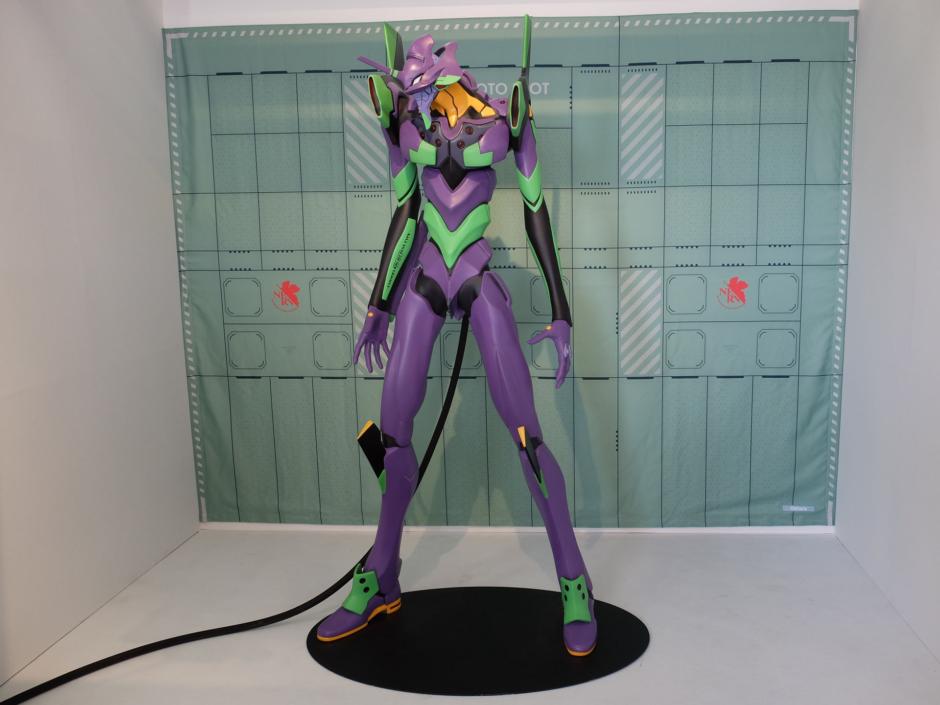 会場に置かれた巨大な人間サイズのエヴァ初号機の「ヒューマンスケールフィギュア」は購入が可能だ。20体限定でお値段は税別340万円!