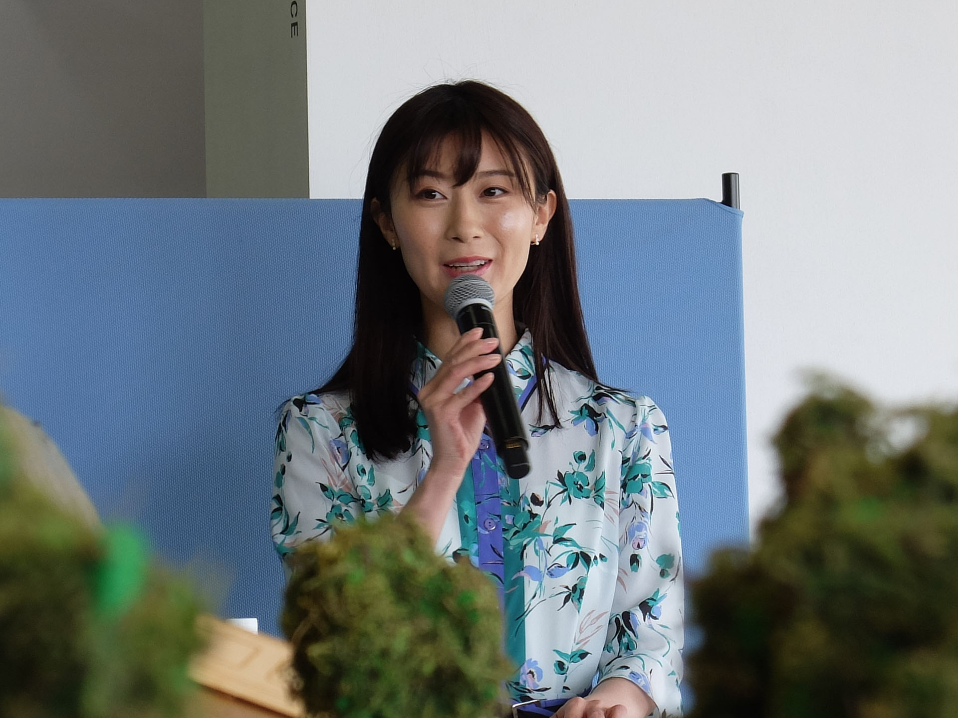 私物のスマートフォンで「第3村ミニチュアセット」を色んな角度から撮影して楽しんでいた野呂陽菜さん