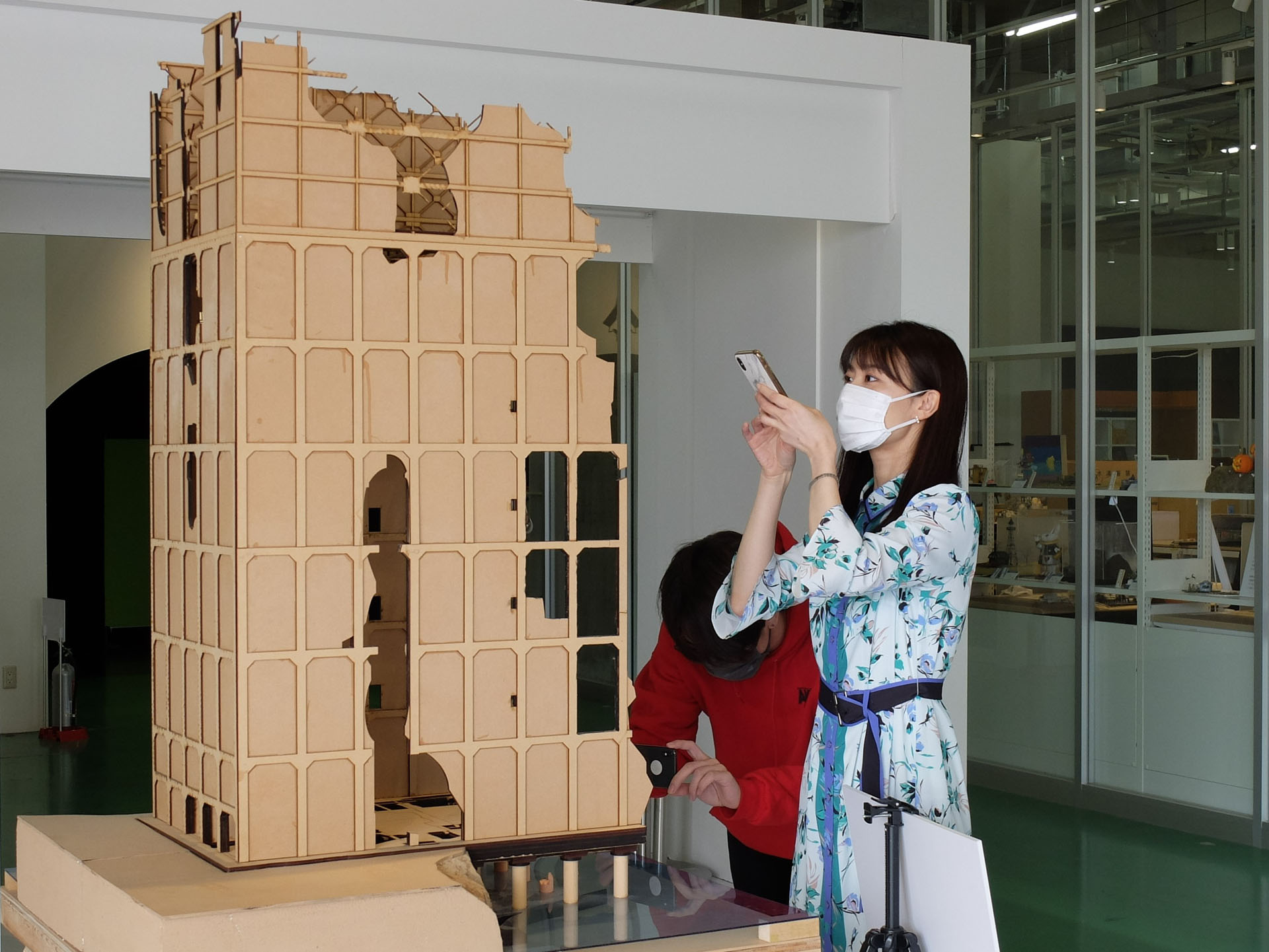 私物のスマートフォンで「第3村ミニチュアセット」を色んな角度から撮影して楽しんでいた野呂陽菜さん