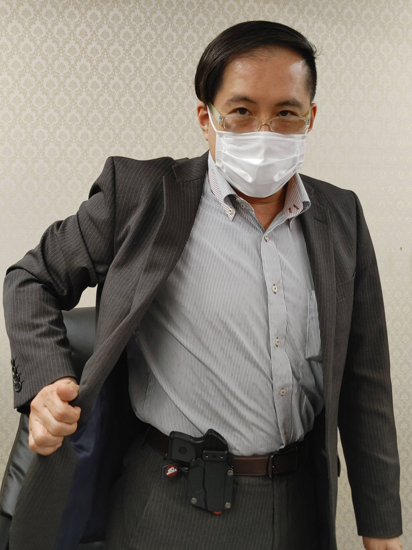 サンプルを借りる際に東京マルイの広報・島村優氏に本商品をホルスターに入れてポーズをとってもらった。刑事物や、スパイものにもぴったりの、秘匿性の高い銃だ